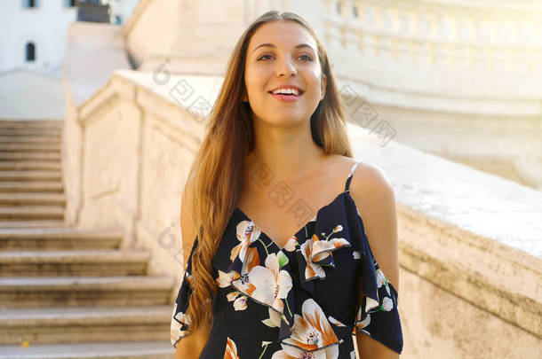时尚美丽的旅游女孩的肖像走下西班牙台阶著名的罗马地标。<strong>意</strong>大利的<strong>暑</strong>假.