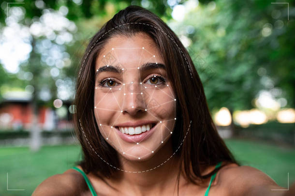 一个年轻女子的肖像使用面部识别系统