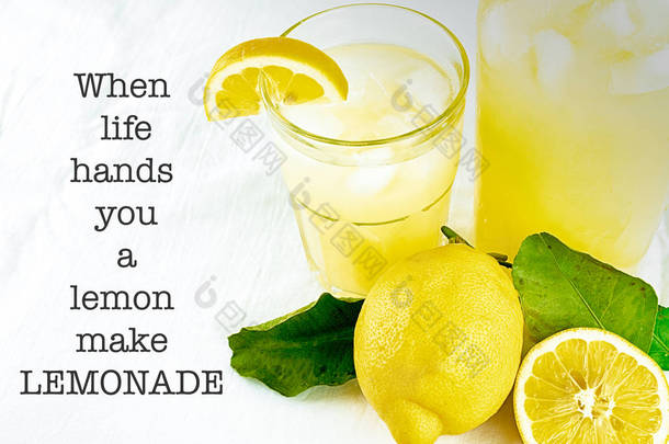 柠檬和新鲜柠檬水的静生活与鼓舞人心的文本.