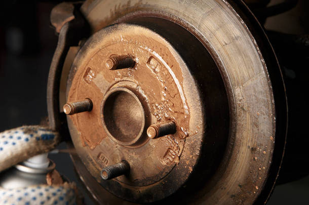 汽车机械清洗汽车车轮制动盘从锈蚀在汽车维修服务站
