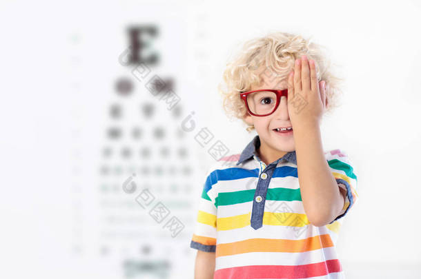 孩子眼睛视力测试。孩子在 optitian。孩子们的的<strong>眼镜</strong>.