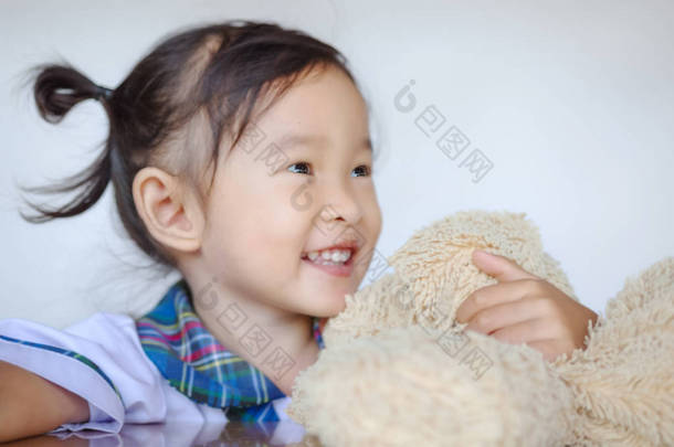 快乐可爱的亚洲小朋友坐在桌边玩五颜六色的玩具.
