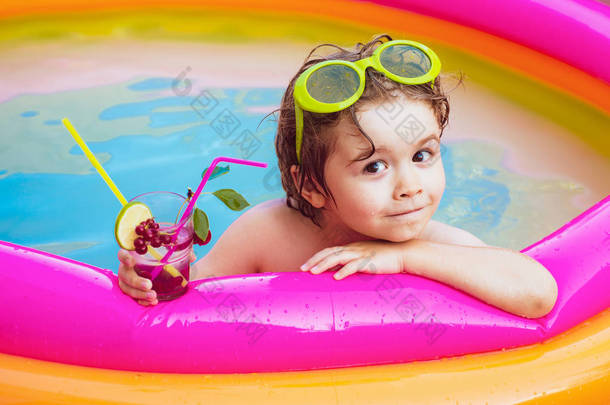 暑假和度假理念。儿童玩耍和活跃的休闲 - 游泳池的概念.孩子们在游泳池里玩耍。孩子们很开心海滩派对<strong>巴哈马</strong>的加勒比海.
