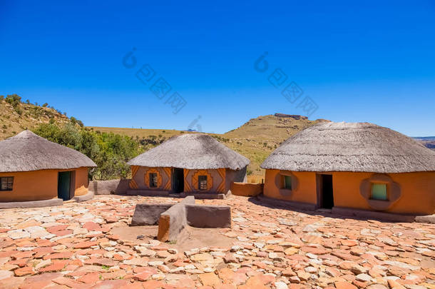 南非德拉金斯贝格山脉的巴索托文化村
