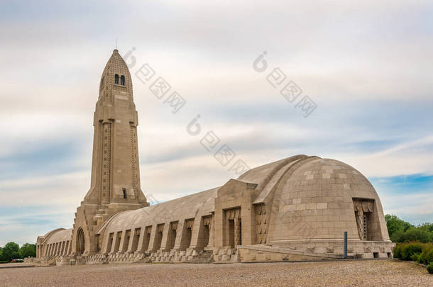 在法国凡尔登的世界大战纪念馆观看