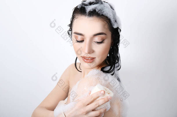 正在洗澡的年轻女人 