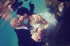 新娘和新郎水下接吻