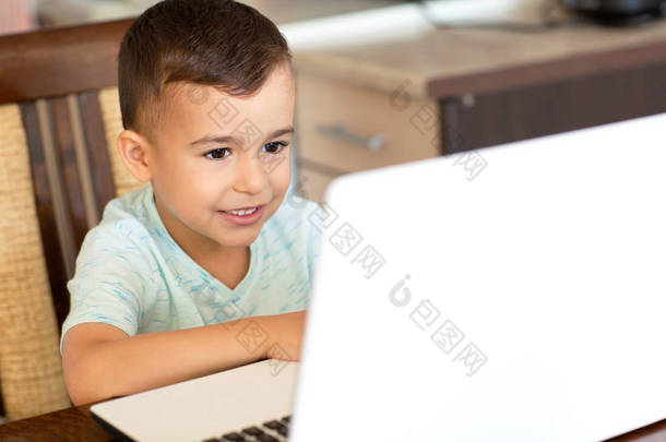 小伙子用他的电脑探索网络社区和网络世界