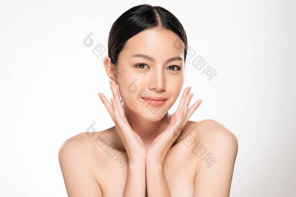 年轻美丽的亚洲女<strong>人</strong>,有着干净新鲜的皮肤.美女脸蛋的护理。面部治疗。化妆品、美容美发和温泉.
