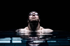 一个游泳者的画像。游泳和水上运动的概念。前面的景色混合媒体