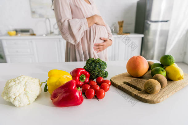 怀孕年轻女子触摸腹部<strong>的</strong>剪影 