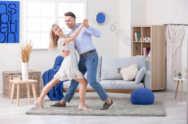 在家里跳舞快乐的年轻夫妇