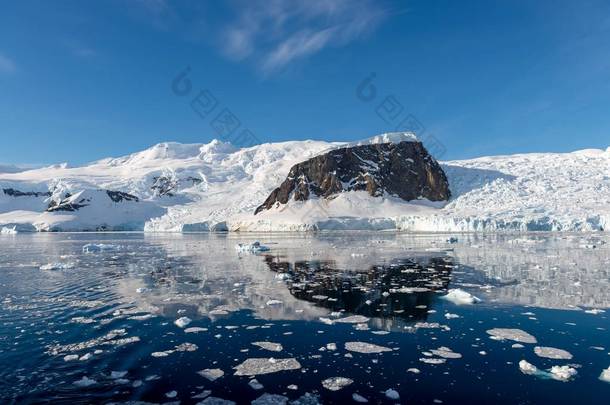 南极海景与冰<strong>山</strong>和反射