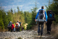 人徒步旅行 — — 可爱的高山路上 goiing