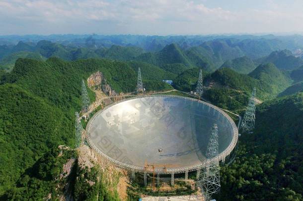 中国西南贵州省乾南布依族苗族自治州平塘县<strong>近</strong>建成的世界上最大的射电望远镜 