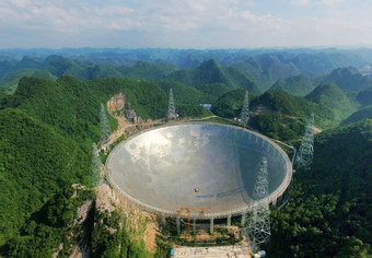 中国西南贵州省乾南布依族苗族自治州平塘县近建成的世界上最大的射电望远镜 