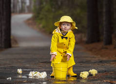 孩子们在他的银河里享受着雨 