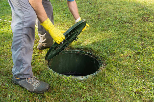 打开化粪池盖。污水处理系统和排水管道的清洗和疏通