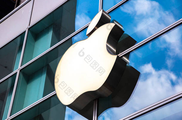 美国纽约- 2020年3月15日：苹果商店标志位于美国纽约州纽约市Apple Fifth Avenue