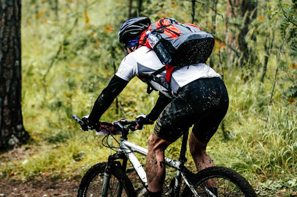 运动员骑自行车的人 mountainbiker