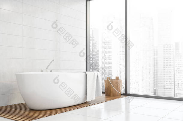 带<strong>浴缸</strong>的全景白色瓷砖<strong>浴室</strong>角落