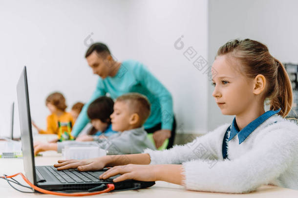 美丽的女学生在课堂上使用膝上型计算机, 干细胞教育理念
