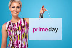 购物妇女持有彩色袋隔离在蓝色背景黑色星期五和 primeday 假日。夏季销售, 黄金日概念