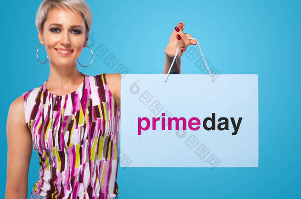 <strong>购物妇女</strong>持有彩色袋隔离在蓝色背景黑色星期五和 primeday 假日。夏季销售, 黄金日概念