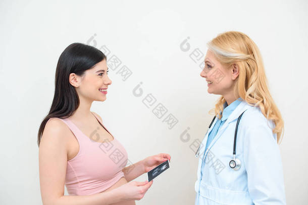 快乐产科医生和孕妇超声扫描图片