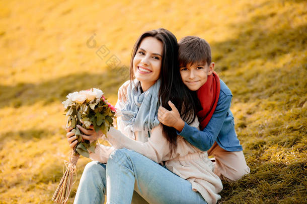 儿子与母亲手捧花