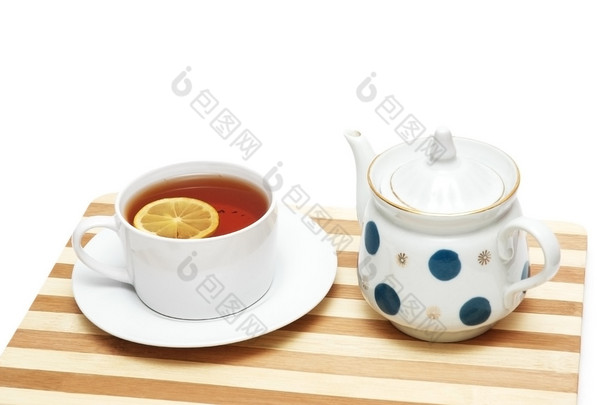 喝杯茶与柠檬和孤立在白色的锅