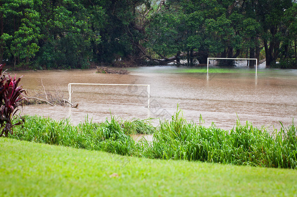 水淹的足球场