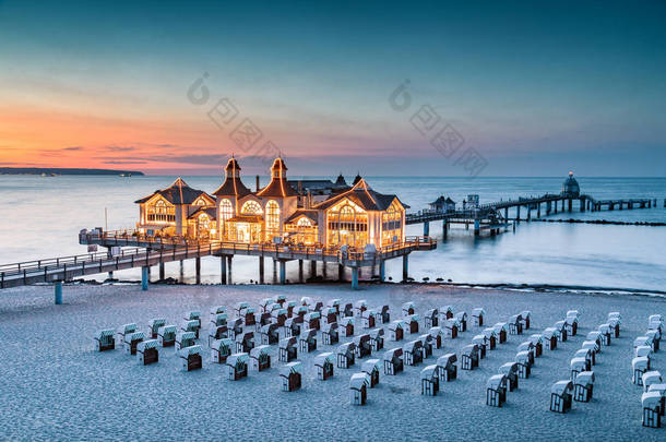 德国波罗的海东色萨巴德塞林旅游胜地，著名的塞林希布伦科克（塞林码头），在夏日黄昏的美丽黄昏#
