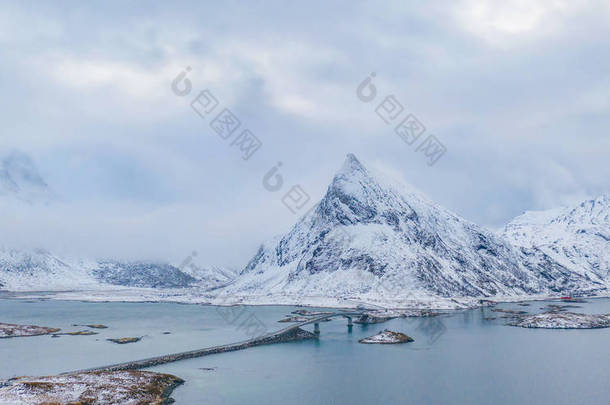 挪威诺德兰县洛福登岛白<strong>雪山</strong>的空中景观。山和树,冬季的自然景观.顶部视图。模式纹理背景.