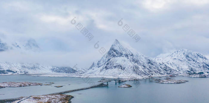 挪威诺德兰县洛福登岛白雪山的空中景观。山和树,冬季的自然景观.顶部视图。模式纹理背景.