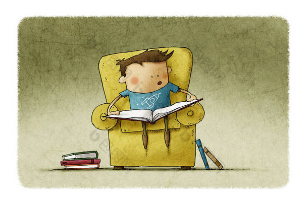 小男孩在学习阅读的年龄。 一个男孩坐在扶手椅上，手里拿着一本打开的书，.