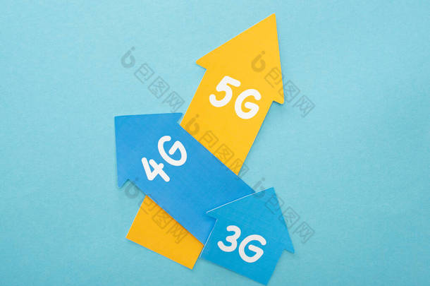 蓝色背景上3g 、 4g和5g箭头的顶部视图