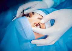 年轻的妇女检查她的视力与眼科医生。医疗设备.