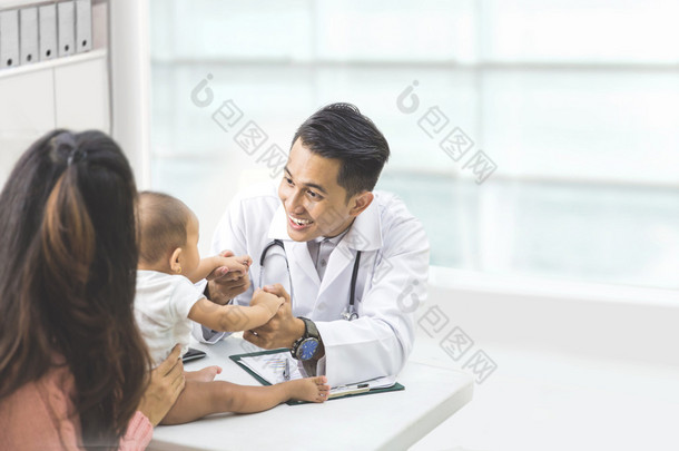 宝宝接受了医生的检查