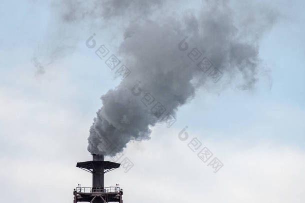 工业管道对天空，向大气中排放有害有毒气体.