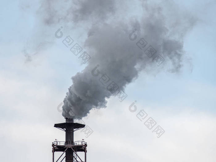 工业管道对天空，向大气中排放有害有毒气体.