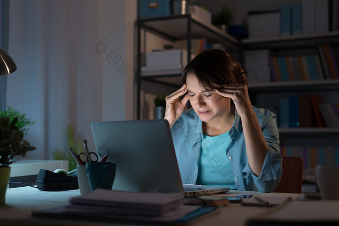 晚上很晚才头痛的女人熬夜加班