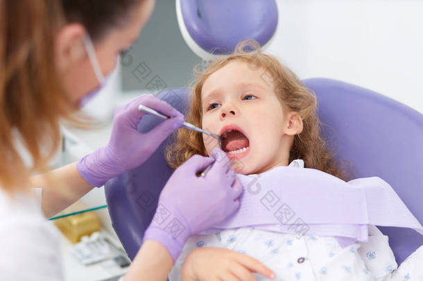 儿科牙医与病人