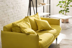 舒适的黄色沙发，客厅里有阳光