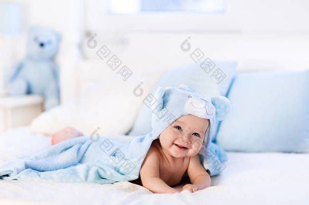 婴儿躺在床上沐浴后的毛巾