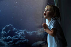 孩子向窗外望去夜空