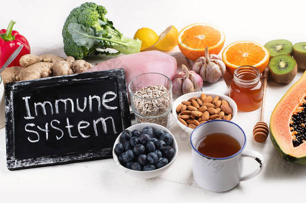 健康食品促进免疫系统。抗氧化剂, 矿物质和维他命的生长激素。顶部视图