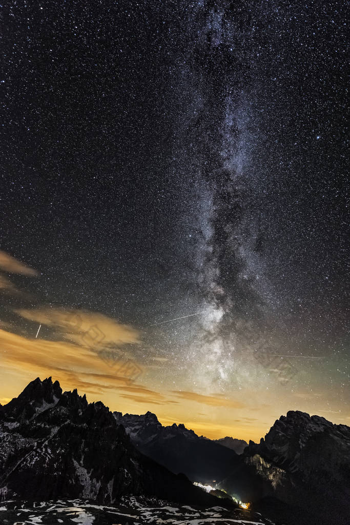 银河银河在夜空中