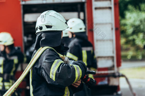 消防员大队和<strong>消防车</strong>在街上的部分景观