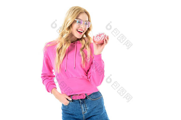 在眼镜的快乐的女人举行粉红色的甜甜圈在白色隔离